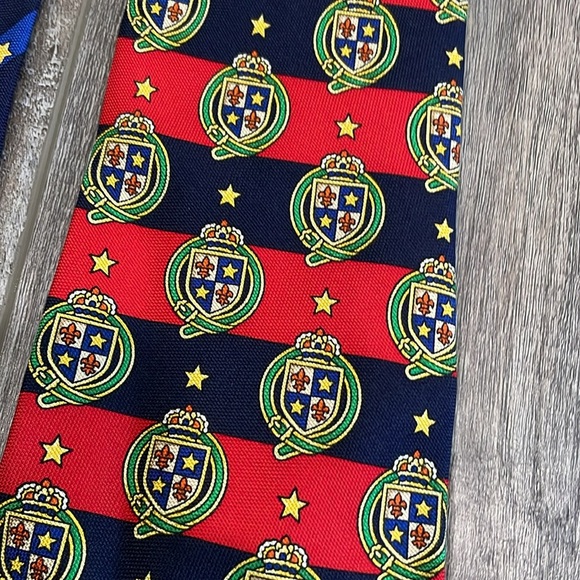 Tommy Hilfiger Silk Necktie Tie Preppy Stripe Stars Crest EUC Work Collegiate - Picture 2 of 6